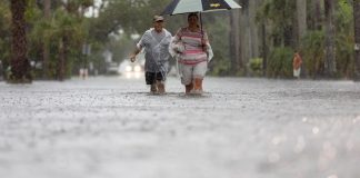 Fuertes lluvias inundan el vecindario el miércoles 12 de junio de 2024 en Hollywood, Florida. (Matías J. Ocner/Miami Herald vía AP)