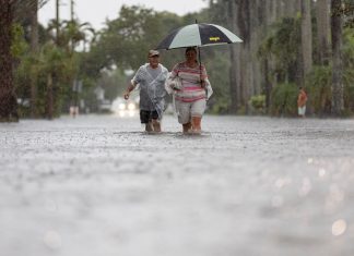 Fuertes lluvias inundan el vecindario el miércoles 12 de junio de 2024 en Hollywood, Florida. (Matías J. Ocner/Miami Herald vía AP)