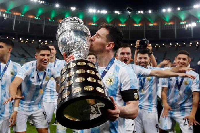 El atacante argentino Lionel Messi besa el trofeo de la Copa América tras la victoria 1-0 ante Brasil en la final, el 10 de julio de 2021, en el estadio Maracaná de Río de Janeiro. (AP Foto/Bruna Prado)