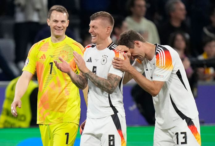 Manuel Neuer, Toni Kroos y Thomas Müller festejan su triunfo con la selección alemana frente a Escocia. (AP Foto/Matthias Schrader)