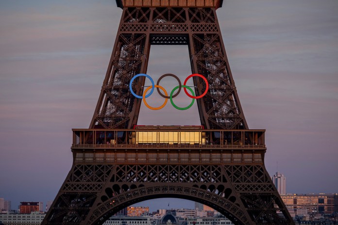 Los aros olímpicos adornan la Torre Eiffel el viernes 7 de junio de 2024, en París. Los organizadores de los Juegos Olímpicos montaron los aros olímpicos en la Torre Eiffel como parte de los 50 días de la cuenta regresiva para el inicio de los Juegos Olímpicos de Verano. (AP Foto/Aurelien Morissard)