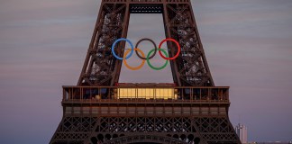 Los aros olímpicos adornan la Torre Eiffel el viernes 7 de junio de 2024, en París. Los organizadores de los Juegos Olímpicos montaron los aros olímpicos en la Torre Eiffel como parte de los 50 días de la cuenta regresiva para el inicio de los Juegos Olímpicos de Verano. (AP Foto/Aurelien Morissard)