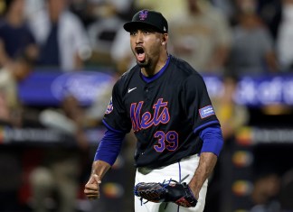 Edwin Díaz, los Mets de Nueva York, reacciona después de conseguir el último out durante la novena entrada del juego de béisbol en contra de los Padres de San Diego, el viernes 14 de junio de 2024, en Nueva York. (AP Foto/Adam Hunger)