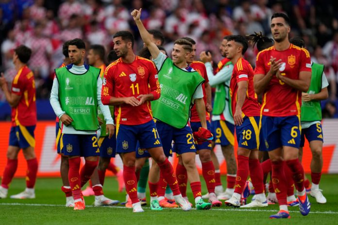 Jugadores de España celebran al final de un partido del Grupo B entre España y Croacia. (AP Foto/Manu Fernández)