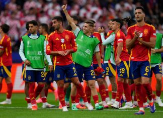 Jugadores de España celebran al final de un partido del Grupo B entre España y Croacia. (AP Foto/Manu Fernández)