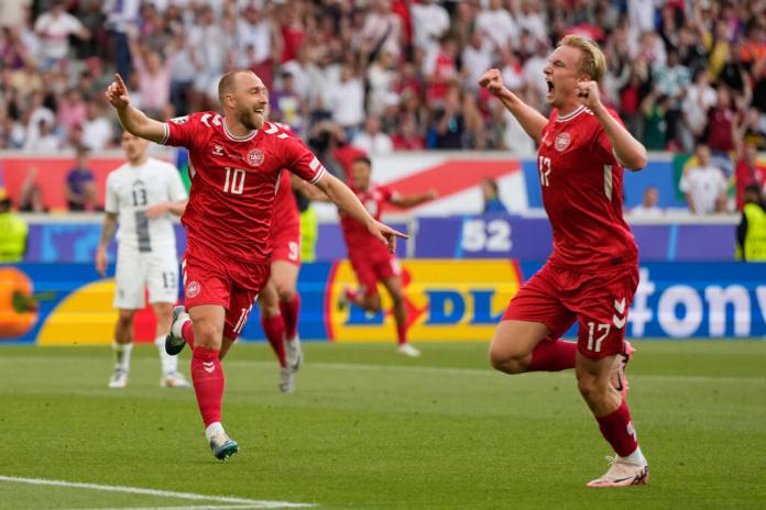 Christian Eriksen festeja tras marcar el gol de Dinamarca en el empate 1-1 contra Eslovenia. (AP Foto/Matthias Schrader)