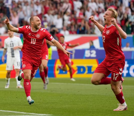 Christian Eriksen festeja tras marcar el gol de Dinamarca en el empate 1-1 contra Eslovenia. (AP Foto/Matthias Schrader)
