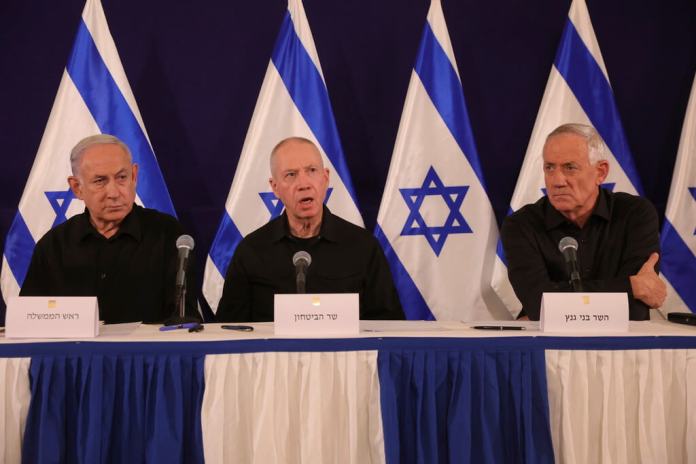 El primer ministro de Israel, Benjamin Netanyahu, el ministro de Defensa, Yoav Gallant y el ministro del gabinete, Benny Gantz. (Abir Sultan/Pool Foto via AP, Archivo)
