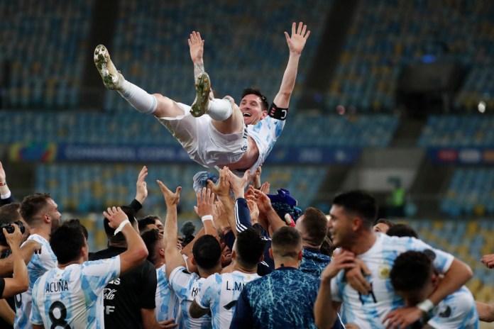 Los compañeros alzan a Lionel Messi luego de la victoria de Argentina por 1-0 ante Brasil en la final de la Copa América, el 10 de julio de 2021, en el estadio Maracaná de Río de Janeiro. (AP Foto/Bruna Prado)