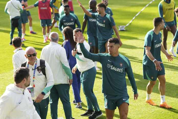 El atacante portugués Cristiano Ronaldo saluda a los aficionados al final de un entrenamiento de la selección previo a la Eurocopa, el viernes 14 de junio de 2024. (AP Foto/Hassan Ammar)