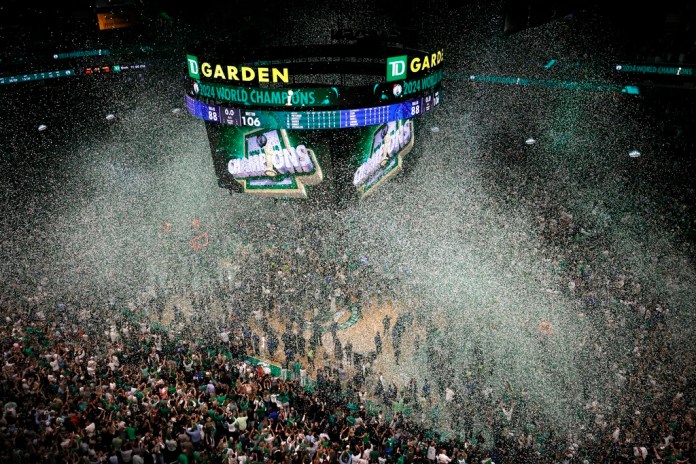 Cae confeti después de que los Boston Celtics derrotaran a los Dallas Mavericks en el quinto juego de la final de baloncesto de la NBA, el lunes 17 de junio de 2024, en Boston. (Foto AP/Michael Dwyer)