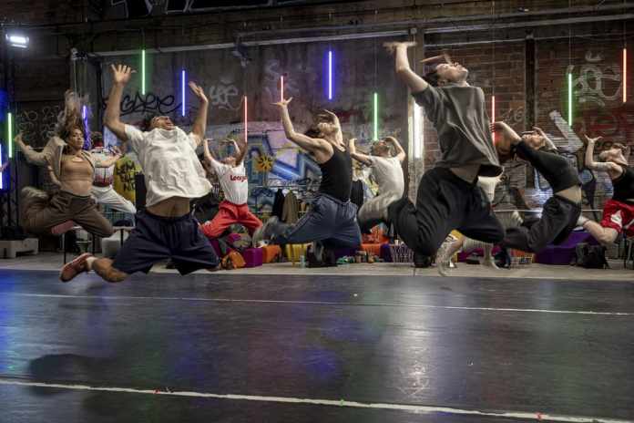 Un grupo de bailarines que participarán en la ceremonia inaugural de los Juegos Olímpicos participan en un ensayo, el viernes 7 de junio de 2024, en Saint-Denis. (AP Foto/Aurelien Morissard)