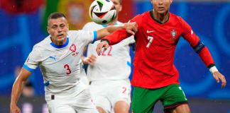 El portugués Cristiano Ronaldo se bate en duelo por el balón con el checo Tomas Holes durante un partido del Grupo F. (Foto AP/Petr Josek)