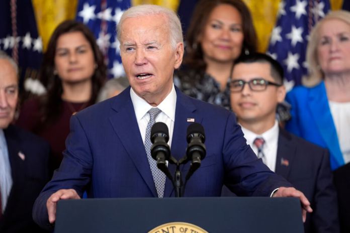 El presidente Joe Biden habla durante un evento que conmemora el 12º aniversario del programa de Acción Diferida. (Foto AP/Evan Vucci)