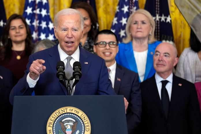 El presidente Joe Biden habla durante un evento que conmemora el 12º aniversario del programa de Acción Diferida. (Foto AP/Evan Vucci)