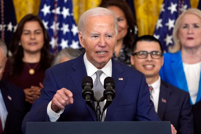 El presidente de EEUU Joe Biden habla durante una ceremonia por el 12do aniversario del programa DACA, en la Casa Blanca, en Washington, el martes 18 de junio de 2024. (AP Foto/Evan Vucci)