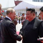 El presidente de Rusia, Vladímir Putin (segundo por la izquierda), y el líder de Corea del Norte, Kim Jong Un (segundo por la derecha), se estrechan la mano durante la ceremonia oficial de bienvenida al mandatario, en la plaza Kim Il Sung de Pyongyang, Corea del Norte, el 19 de junio de 2024. (Gavriil Grigorov, Sputnik, Kremlin Pool Foto vía AP)