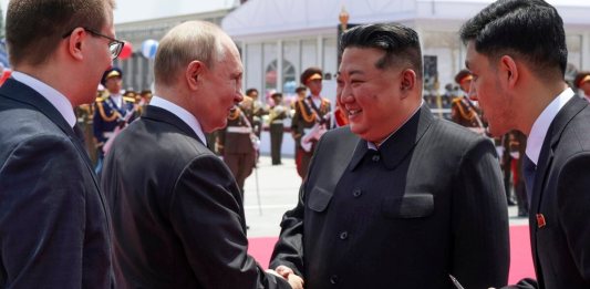 El presidente de Rusia, Vladímir Putin (segundo por la izquierda), y el líder de Corea del Norte, Kim Jong Un (segundo por la derecha), se estrechan la mano durante la ceremonia oficial de bienvenida al mandatario, en la plaza Kim Il Sung de Pyongyang, Corea del Norte, el 19 de junio de 2024. (Gavriil Grigorov, Sputnik, Kremlin Pool Foto vía AP)