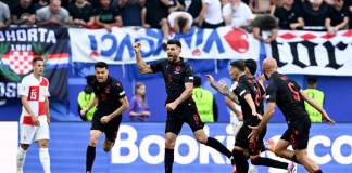 El goleador de Albania, Klaus Gjasula, tercero por la izquierda, y sus compañeros celebran el segundo gol de su equipo. (Sina Schuldt/dpa vía AP )