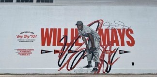 Un mural muestra a Willie Mays en el centro de Birmingham, Alabama, el miércoles 19 de junio de 2024, un día después de su deceso (AP Foto/Alanis Thames)