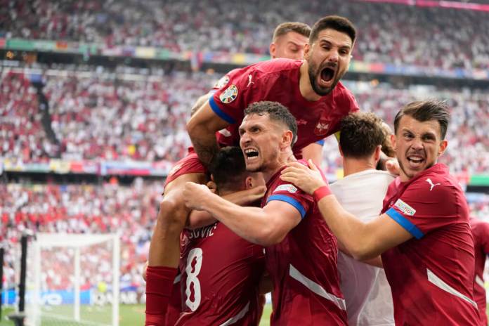 Jugadores serbios celebran el gol del empate ante Eslovenia en el encuentro del Grupo C de la Eurocopa. (AP Foto/Matthias Schrader)