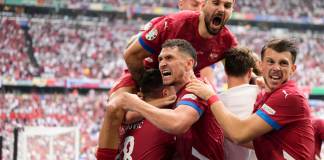Jugadores serbios celebran el gol del empate ante Eslovenia en el encuentro del Grupo C de la Eurocopa. (AP Foto/Matthias Schrader)