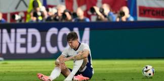 El inglés John Stones sentado en el campo al final del encuentro ante Dinamarca en el Grupo C de la Euro 2024. (AP Foto/Thanassis Stavrakis)