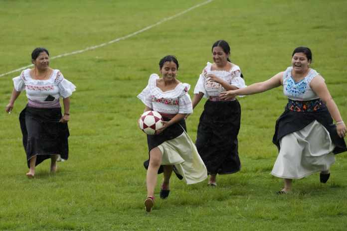 Mujeres indígenas de la comunidad de Tucuru en Ecuador juegan un tipo de fútbol conocido como 