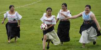 Mujeres indígenas de la comunidad de Tucuru en Ecuador juegan un tipo de fútbol conocido como "anaco-falda" el viernes 14 de junio del 2024. (AP Foto/Dolores Ochoa)