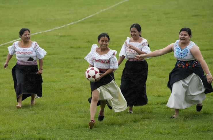 Mujeres indígenas de la comunidad de Tucuru en Ecuador juegan un tipo de fútbol conocido como "anaco-falda" el viernes 14 de junio del 2024. (AP Foto/Dolores Ochoa)