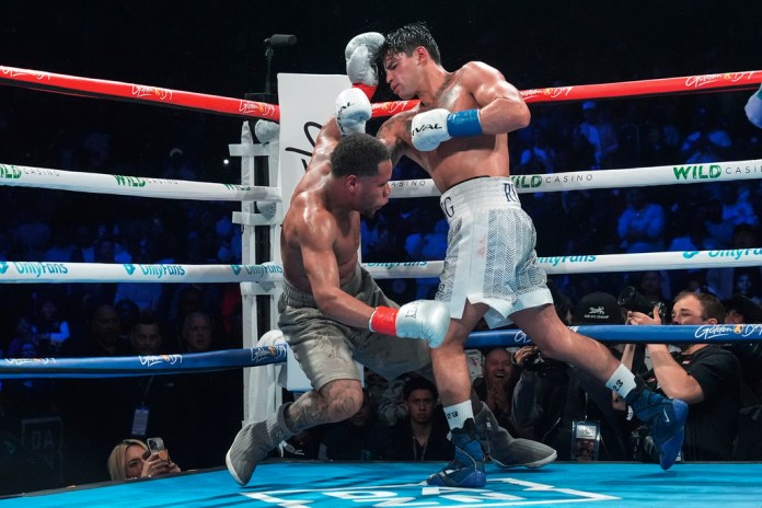 En foto del domingo 21 de abril del 2024, Ryan Garcia noquea a Devin Haney en la décima ronda de la pelea de boxeo de peso súperligero en Nueva York. El miércoles 1 de mayo del 2024, García niega haber utilizado drogas para mejorar su rendimiento tras reportes de que dio positivo. (AP Foto/Frank Franklin II)