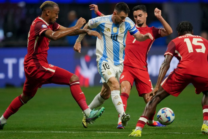 El delantero argentino Lionel Messi (centro) en medio de tres defensores de Canadá en el partido por el Grupo A de la Copa América, el jueves 20 de junio de 2024. (AP Foto/Jason Allen)