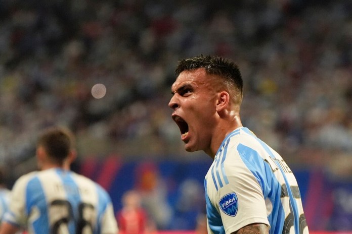 El delantero Lautaro Martínez celebra tras marcar el segundo gol de Argentina en la victoria 2-0 ante Canadá por el Grupo A de la Copa América, el jueves 20 de junio de 2024, en Atlanta. (AP Foto/Mike Stewart)