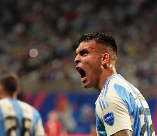 El delantero Lautaro Martínez celebra tras marcar el segundo gol de Argentina en la victoria 2-0 ante Canadá por el Grupo A de la Copa América, el jueves 20 de junio de 2024, en Atlanta. (AP Foto/Mike Stewart)
