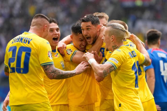 El ucraniano Roman Yaremchuk celebra con sus compañeros tras anotar el segundo gol en el encuentro ante Eslovaquia. (AP Foto/Andreea Alexandru)
