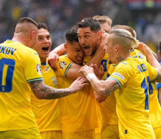 El ucraniano Roman Yaremchuk celebra con sus compañeros tras anotar el segundo gol en el encuentro ante Eslovaquia. (AP Foto/Andreea Alexandru)