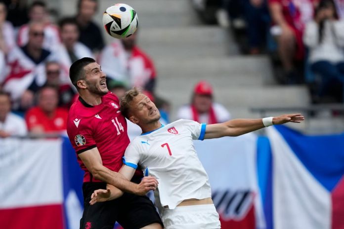 Luka Lochoshvili de Georgia y Antonin Barak de República Checa cabecean el balón en el encuentro del Grupo F de la Eurocopa el sábado 22 de junio del 2024. (AP Foto/Ebrahim Noroozi)