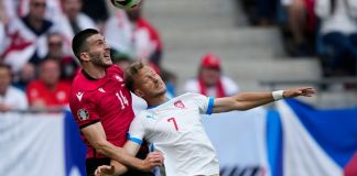 Luka Lochoshvili de Georgia y Antonin Barak de República Checa cabecean el balón en el encuentro del Grupo F de la Eurocopa el sábado 22 de junio del 2024. (AP Foto/Ebrahim Noroozi)