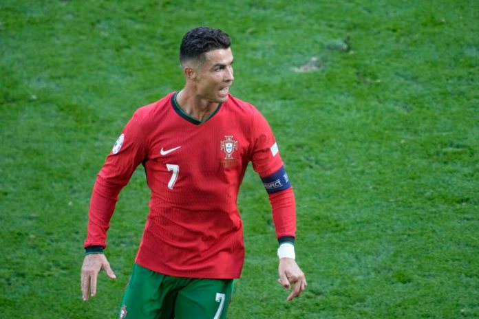 El portugués Cristiano Ronaldo reacciona durante un partido del Grupo F entre Turquía y Portugal en el torneo de fútbol Euro 2024 en Dortmund, Alemania, el sábado 22 de junio de 2024. (Foto AP/Michael Probst)