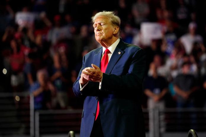 El candidato presidencial republicano, el expresidente Donald Trump, sube al escenario después de hablar en un mitin de campaña. (Foto AP/Chris Szagola)