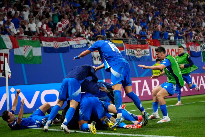 Los jugadores de Italia celebran el gol de Mattia Zaccagni para el empate 1-1 contra Italia por el Grupo B de la Eurocopa. (AP Foto/Petr David Josek)