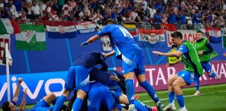 Los jugadores de Italia celebran el gol de Mattia Zaccagni para el empate 1-1 contra Italia por el Grupo B de la Eurocopa. (AP Foto/Petr David Josek)