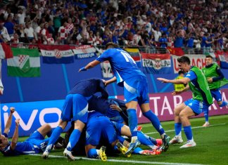 Los jugadores de Italia celebran el gol de Mattia Zaccagni para el empate 1-1 contra Italia por el Grupo B de la Eurocopa. (AP Foto/Petr David Josek)