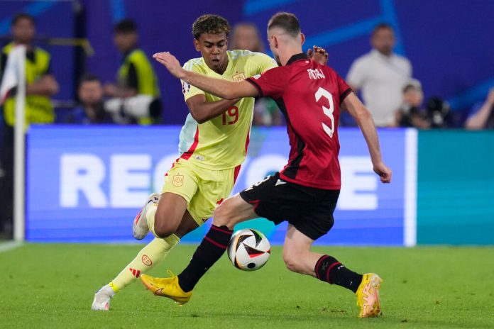 El español Lamine Yamal compite por el balón con el albanés Mario Mitaj durante un partido del Grupo B entre Albania y España. (AP Foto/Manu Fernández)