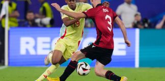 El español Lamine Yamal compite por el balón con el albanés Mario Mitaj durante un partido del Grupo B entre Albania y España. (AP Foto/Manu Fernández)