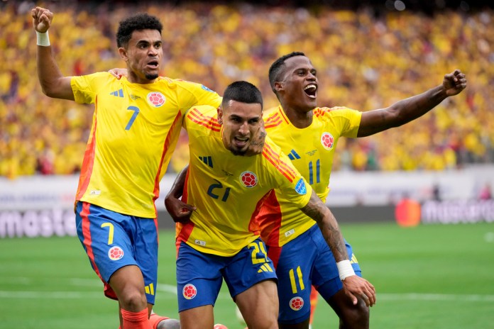 Daniel Muñoz (21) celebra tras anotar el primer gol de Colombia ante Paraguay en el partido por el Grupo D de la Copa América, el lunes 24 de junio de 2024, en Houston. (AP Foto/Kevin M. Cox)