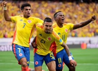 Daniel Muñoz (21) celebra tras anotar el primer gol de Colombia ante Paraguay en el partido por el Grupo D de la Copa América, el lunes 24 de junio de 2024, en Houston. (AP Foto/Kevin M. Cox)