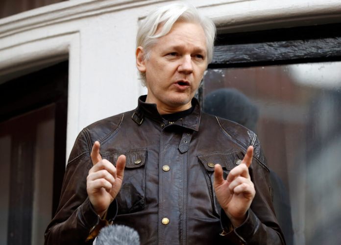 Julian Assange habla con los medios frente a la embajada de Ecuador en Londres. (Foto AP/Frank Augstein, archivo)