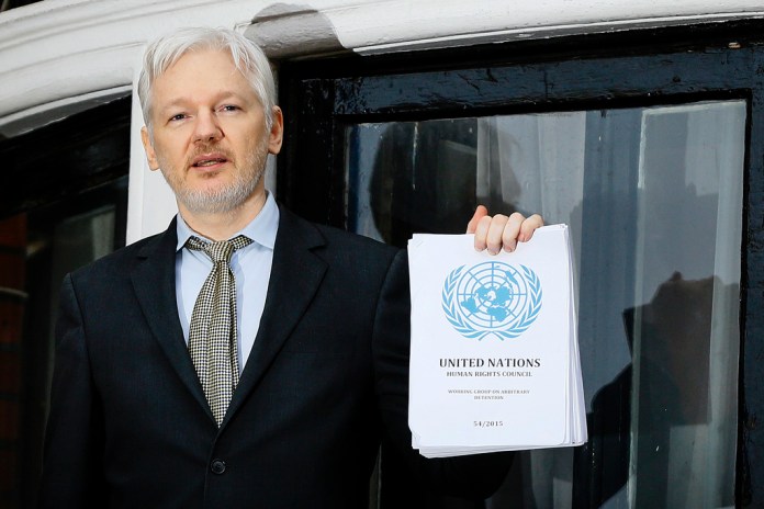 ARCHIVO - El fundador de WikiLeaks Julian Assange habla desde el balcón de la embajada de Ecuador en Londres, el 5 de febrero de 2016. (AP Foto/Kirsty Wigglesworth, Archivo)