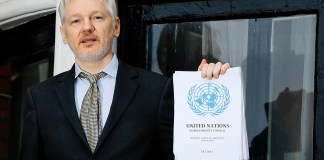 ARCHIVO - El fundador de WikiLeaks Julian Assange habla desde el balcón de la embajada de Ecuador en Londres, el 5 de febrero de 2016. (AP Foto/Kirsty Wigglesworth, Archivo)